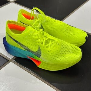 NEW Nike Athletic Shoes in Neon Yellow and Blue Size 9.5 Eur 41.